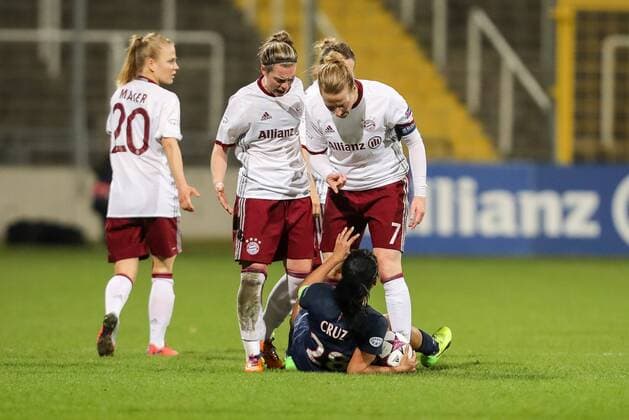 Muenchen, Germany, 23.03.2017, Champions League Viertelfinale, Frauen, FC Bayern Muenchen - Paris Saint-Germain, Nicole Rolser (FCB), und Katharina Baunach (FCB) bezichtigen Shirley Cruz Trana (PSG) der Schwalbe ( DeFodi507