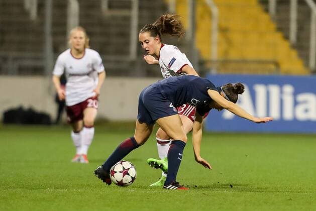 Muenchen, Germany, 23.03.2017, Champions League Viertelfinale, Frauen, FC Bayern Muenchen - Paris Saint-Germain, Sara Daebritz (FCB) und Veronica Boquete (PSG) im Zweikampf ( DeFodi507