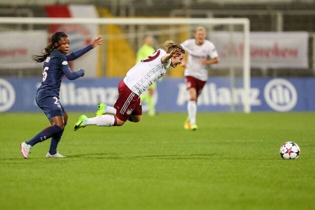 Muenchen, Germany, 23.03.2017, Champions League Viertelfinale, Frauen, FC Bayern Muenchen - Paris Saint-Germain, Grace Geyoro (PSG) und Nicole Rolser (FCB) im Zweikampf ( DeFodi507