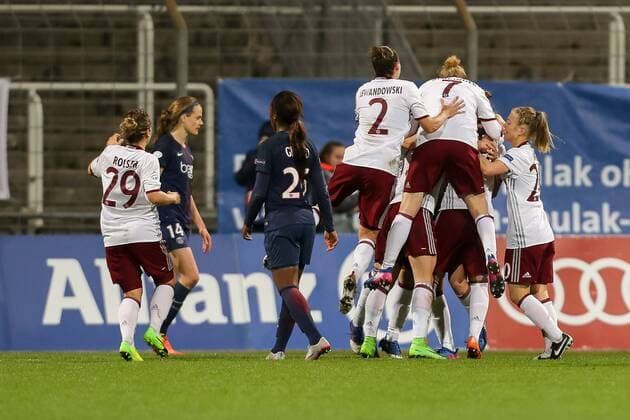 Muenchen, Germany, 23.03.2017, Champions League Viertelfinale, Frauen, FC Bayern Muenchen - Paris Saint-Germain, Tor zum 1:0 Torschuetze Vivianne Miedema (FCB) wird bejubelt ( DeFodi507