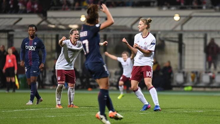 v.li.: Grace Geyoro (Paris Saint-Germain, PSG, 26) enttäuscht schauend, Enttäuschung, Frustration, disappointed, pessimistisch, Katharina Baunach (FC Bayern München, FCB, 6) Vivianne Miedema (FC Bayern München, FCB, 10) mit Torjubel, Jubel, Torjubel, Torerfolg, celebrate the goal, goal, celebration, Jubel ueber das Tor zum 1:0 durch Vivianne Miedema (FC Bayern München, FCB, 10) , optimistisch, Action, Aktion, Fussball, UEFA Women s Champions League, FC Bayern München - Paris Saint-Germain, xslx