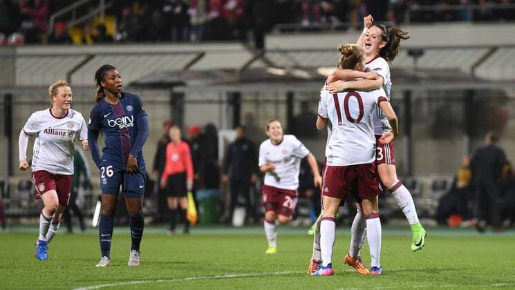 v.li.: Melanie Behringer (FC Bayern München, FCB, 7) Grace Geyoro (Paris Saint-Germain, PSG, 26) Vivianne Miedema (FC Bayern München, FCB, 10) Sara Ilonka Däbritz (Sara Daebritz, FC Bayern München, FCB, 33) mit Torjubel, Jubel, Torjubel, Torerfolg, celebrate the goal, goal, celebration, Jubel ueber das Tor zum 1:0 durch Vivianne Miedema (FC Bayern München, FCB, 10) , optimistisch, Action, Aktion, Fussball, UEFA Women s Champions League, FC Bayern München - Paris Saint-Germain, xslx