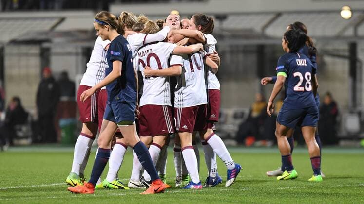 Spielerinnen des FC Bayern mit Torjubel, Jubel, Torjubel, Torerfolg, celebrate the goal, goal, celebration, Jubel ueber das Tor zum 1:0 durch Vivianne Miedema (FC Bayern München, FCB, 10) , optimistisch, Action, Aktion, entt uschte Pariser, enttäuscht schauend, Enttäuschung, Frustration, disappointed, pessimistisch, Fussball, UEFA Women s Champions League, FC Bayern München - Paris Saint-Germain, xslx