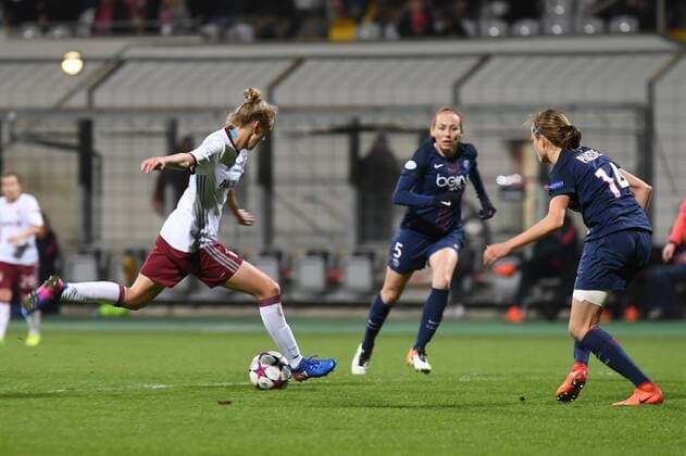 Bilder des Tages - SPORT v.li.: Vivianne Miedema (FC Bayern München, FCB, 10) zieht ab und trifft zum 1:0, Torschützin zum 1:0, scores the goal, Tor, Goal, Torerfolg, Action, Aktion , Sabrina Dalannoy (Paris Saint-Germain, PSG, 5) Irene Peredes (Paris Saint-Germain, PSG, 14), Fussball, UEFA Women s Champions League, FC Bayern München - Paris Saint-Germain, xslx