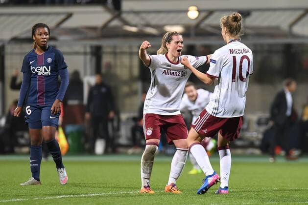 v.li.: Grace Geyoro (Paris Saint-Germain, PSG, 26) enttäuscht schauend, Enttäuschung, Frustration, disappointed, pessimistisch, Katharina Baunach (FC Bayern München, FCB, 6) Vivianne Miedema (FC Bayern München, FCB, 10) mit Torjubel, Jubel, Torjubel, Torerfolg, celebrate the goal, goal, celebration, Jubel ueber das Tor zum 1:0 durch Vivianne Miedema (FC Bayern München, FCB, 10) , optimistisch, Action, Aktion, Fussball, UEFA Women s Champions League, FC Bayern München - Paris Saint-Germain, xslx