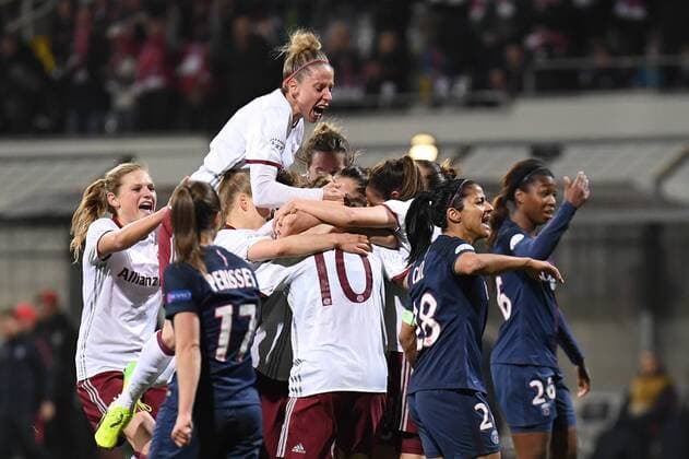 Spielerinnen des FC Bayern mit Torjubel, Jubel, Torjubel, Torerfolg, celebrate the goal, goal, celebration, Jubel ueber das Tor zum 1:0 durch Vivianne Miedema (FC Bayern München, FCB, 10) , optimistisch, Action, Aktion, Fussball, UEFA Women s Champions League, FC Bayern München - Paris Saint-Germain, xslx