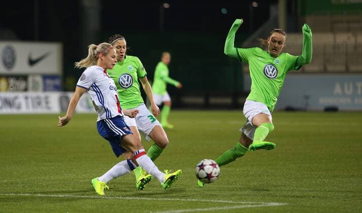 Wolfsburg vs Lyon, CL Frauen Wolfsburg, Deutschland 23.03.2017, FUßBALL - VfL Wolfsburg vs Olympique Lyon, 1 4 Finale, UEFA Frauen Champions League, Saison 2016-17. Bild zeigt: Eugenie Le Sommer (Olympique Lyon), Elise Bussaglia (VfL Wolfsburg), Caroline Graham Hansen (VfL Wolfsburg) Wolfsburg