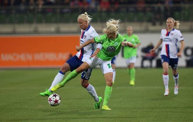 Wolfsburg vs Lyon, CL Frauen Wolfsburg, Deutschland 23.03.2017, FUßBALL - VfL Wolfsburg vs Olympique Lyon, 1 4 Finale, UEFA Frauen Champions League, Saison 2016-17. Bild zeigt: Caroline Seger (Olympique Lyon), Pernille Harder (VfL Wolfsburg) Wolfsburg