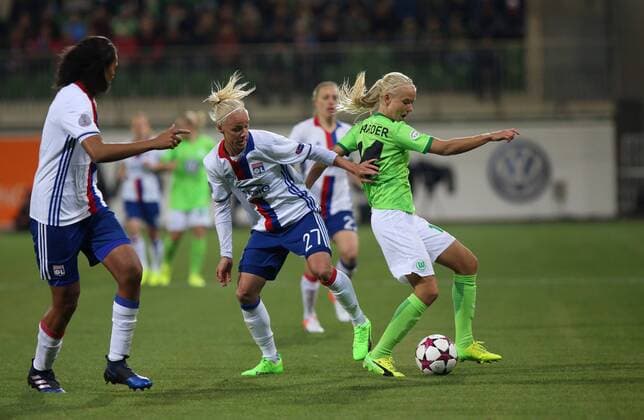 Wolfsburg vs Lyon, CL Frauen Wolfsburg, Deutschland 23.03.2017, FUßBALL - VfL Wolfsburg vs Olympique Lyon, 1 4 Finale, UEFA Frauen Champions League, Saison 2016-17. Bild zeigt:Caroline Seger (Olympique Lyon), Pernille Harder (VfL Wolfsburg) Wolfsburg