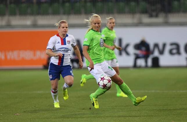 Wolfsburg vs Lyon, CL Frauen Wolfsburg, Deutschland 23.03.2017, FUßBALL - VfL Wolfsburg vs Olympique Lyon, 1 4 Finale, UEFA Frauen Champions League, Saison 2016-17. Bild zeigt: Pernille Harder (VfL Wolfsburg), Eugenie Le Sommer (Olympique Lyon) Wolfsburg