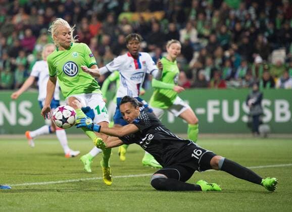 Bilder des Tages - SPORT Torhueterin Sarah Bouhaddi (LYO) klaert den Ball vor Pernille Harder (14 VfL) Fussball Frauen international: UEFA Championsleague, Saison 2016 2017, Viertelfinale Hinspiel: VfL Wolfsburg - Olympique Lyonnais in Wolfsburg, Deutschland am 23.03.2017,