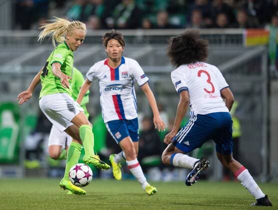 vl: Pernille Harder (VfL), Saki Kumagai (LYO), Wendie Renard (LYO) Fussball Frauen international: UEFA Championsleague, Saison 2016 2017, Viertelfinale Hinspiel: VfL Wolfsburg - Olympique Lyonnais in Wolfsburg, Deutschland am 23.03.2017,