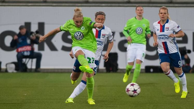 v.li.: Isabel Kerschowski (VfL Wolfsburg, 27) am Ball, Fussball, UEFA Women s Champions League, VfL Wolfsburg - Olympique Lyon, xobx