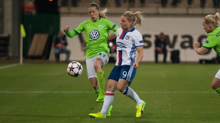 v.li.: Lara Dickenmann (VfL Wolfsburg, 21) im Zweikampf, Duell mit Eugenie Le Sommer (Olympique Lyon, 9), Fussball, UEFA Women s Champions League, VfL Wolfsburg - Olympique Lyon, xobx