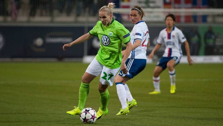 v.li.: Isabel Kerschowski (VfL Wolfsburg, 27) am Ball, Camille Abily (Olympique Lyon, 23), Fussball, UEFA Women s Champions League, VfL Wolfsburg - Olympique Lyon, xobx