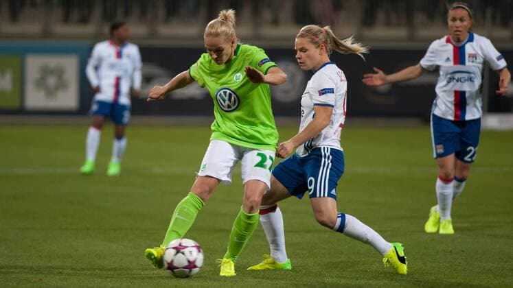 v.li.: Isabel Kerschowski (VfL Wolfsburg, 27) im Zweikampf, Duell mit Eugenie Le Sommer (Olympique Lyon, 9), Fussball, UEFA Women s Champions League, VfL Wolfsburg - Olympique Lyon, xobx