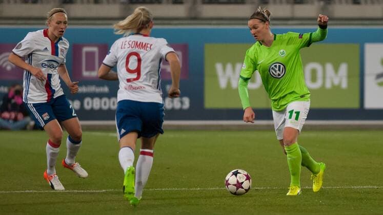 v.li.: Pauline Bremer (Olympique Lyon, 22), Eugenie Le Sommer (Olympique Lyon, 9) und Alexandra Popp (VfL Wolfsburg, 11) am Ball, Fussball, UEFA Women s Champions League, VfL Wolfsburg - Olympique Lyon, xobx