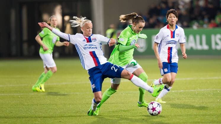 v.li.: Caroline Seger (Olympique Lyon, 27), Caroline Graham Hansen (VfL Wolfsburg, 26), Saki Kumagai (Olympique Lyon, 5); Zweikampf, Duell, Aktion, action, Fußball, Frauen, UEFA Women s Champions League, VfL Wolfsburg - Olympique Lyonnais, xprx
