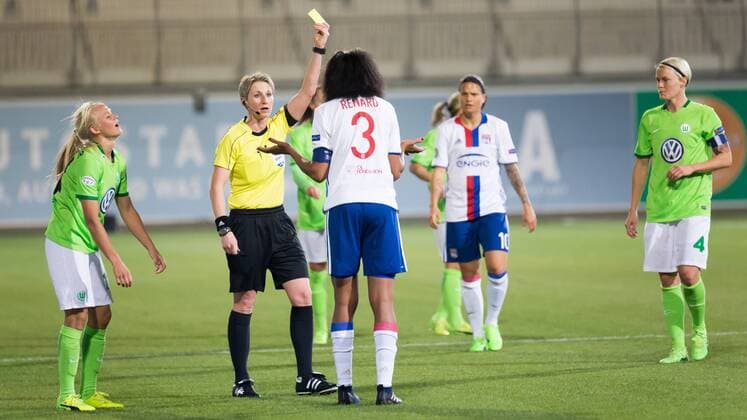 Gelbe Karte, Verwarnung, yellow card für Wendie Renard (Olympique Lyon, 3) von Schiedsrichterin, referee Jana Adamkova (CZE), Fußball, Frauen, UEFA Women s Champions League, VfL Wolfsburg - Olympique Lyonnais, xprx