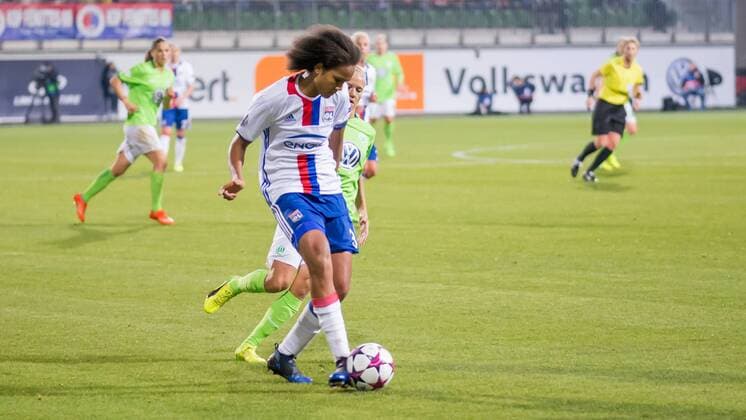 v.li.: Wendie Renard (Olympique Lyon, 3), Pernille Harder (VfL Wolfsburg, 14); Zweikampf, Duell, Aktion, action, Fußball, Frauen, UEFA Women s Champions League, VfL Wolfsburg - Olympique Lyonnais, xprx