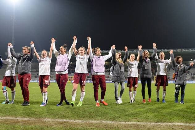 Die Bayern Spielerinnen bedanken sich nach Spielende bei den Fans, bedanken, Dank, Feiern, optimistisch, Fussball, UEFA Women s Champions League, FC Bayern München - Paris Saint-Germain, xslx