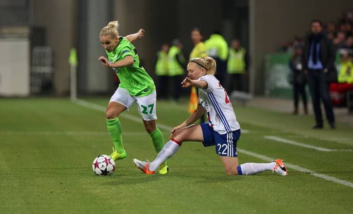 Wolfsburg vs Lyon, CL Frauen Wolfsburg, Deutschland 23.03.2017, FUßBALL - VfL Wolfsburg vs Olympique Lyon, 1 4 Finale, UEFA Frauen Champions League, Saison 2016-17. Bild zeigt: Isabel Kerschowski (VfL Wolfsburg), Pauline Bremer (Olympique Lyon) Wolfsburg