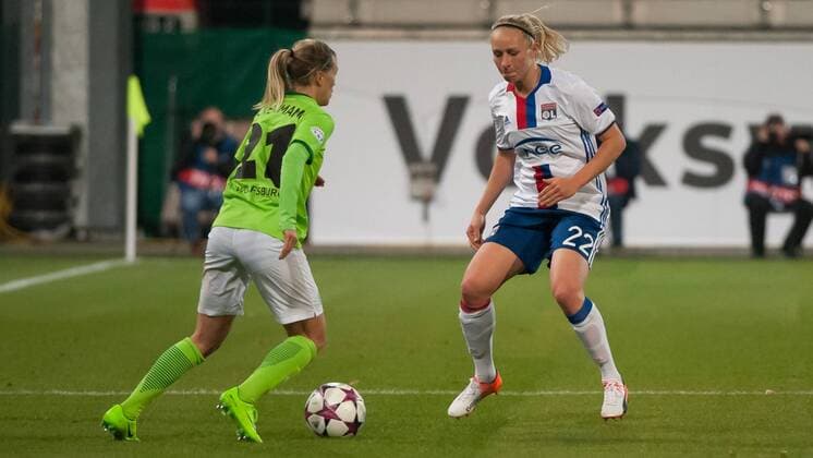 v.li.: Lara Dickenmann (VfL Wolfsburg, 21) im Zweikampf, Duell mit Pauline Bremer (Olympique Lyon, 22), Fussball, UEFA Women s Champions League, VfL Wolfsburg - Olympique Lyon, xobx