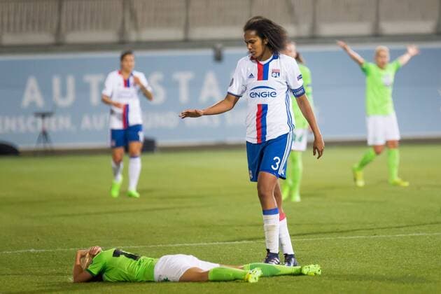 Foul von Wendie Renard (Olympique Lyon, 3) an Pernille Harder (VfL Wolfsburg, 14); Gelbe Karte, Verwarnung, yellow card, Fußball, Frauen, UEFA Women s Champions League, VfL Wolfsburg - Olympique Lyonnais, xprx