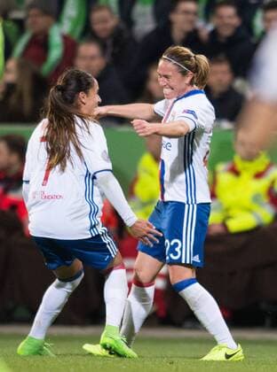 Jubel nach dem Tor zum 0-1: Torschuetzin Camille Abily (23 LYO) feiert ihren Treffer mit Amel Majri (LYO). Fussball Frauen international: UEFA Championsleague, Saison 2016 2017, Viertelfinale Hinspiel: VfL Wolfsburg - Olympique Lyonnais in Wolfsburg, Deutschland am 23.03.2017,