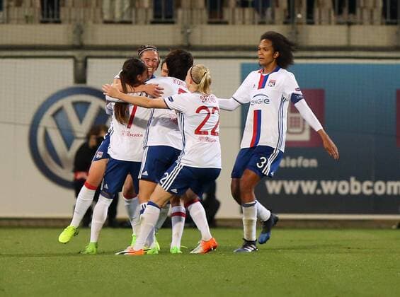 Wolfsburg vs Lyon, CL Frauen Wolfsburg, Deutschland 23.03.2017, FUßBALL - VfL Wolfsburg vs Olympique Lyon, 1 4 Finale, UEFA Frauen Champions League, Saison 2016-17. Bild zeigt: Camille Abily (Olympique Lyon) jubelt mit der Mannschaft nach ihrem Tor zum 0:1 Wolfsburg