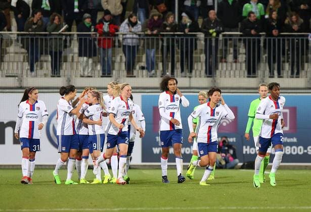 Wolfsburg vs Lyon, CL Frauen Wolfsburg, Deutschland 23.03.2017, FUßBALL - VfL Wolfsburg vs Olympique Lyon, 1 4 Finale, UEFA Frauen Champions League, Saison 2016-17. Bild zeigt: Camille Abily (Olympique Lyon) jubelt mit der Mannschaft nach ihrem Tor zum 0:1 Wolfsburg