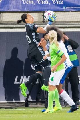 Sarah Bouhaddi (Olympique Lyon, 16, Torwart, goal keeper) hält den Torschuss; im Vordergrund Nilla Fischer (VfL Wolfsburg, 4); Aktion, action, Fußball, Frauen, UEFA Women s Champions League, VfL Wolfsburg - Olympique Lyonnais, xprx