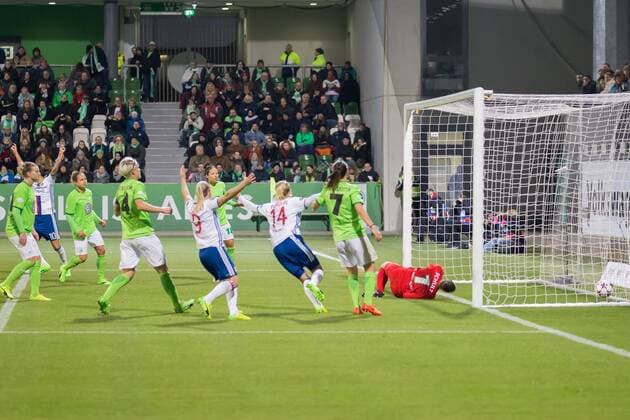 Bilder des Tages - SPORT Tor durch Camille Abily (Olympique Lyon, 23); Tor, goal, Torerfolg, Aktion; Jubel, celebration bei Olympique Lyon, Fußball, Frauen, UEFA Women s Champions League, VfL Wolfsburg - Olympique Lyonnais, xprx