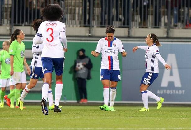 Wolfsburg vs Lyon, CL Frauen Wolfsburg, Deutschland 23.03.2017, FUßBALL - VfL Wolfsburg vs Olympique Lyon, 1 4 Finale, UEFA Frauen Champions League, Saison 2016-17. Bild zeigt: Dzsenifer Marozsan (Olympique Lyon) jubelt mit der Mannschaft nach ihrem Tor zum 0:2 Wolfsburg