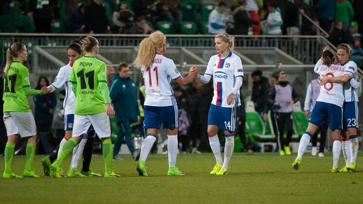 v.li.: Kheira Hamraoui (Olympique Lyon, 11) und Ada Hegerberg (Olympique Lyon, 14) klatschen sich nach dem Spiel ab, Fussball, UEFA Women s Champions League, VfL Wolfsburg - Olympique Lyon, xobx