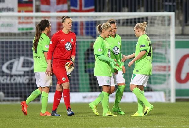Wolfsburg vs Lyon, CL Frauen Wolfsburg, Deutschland 23.03.2017, FUßBALL - VfL Wolfsburg vs Olympique Lyon, 1 4 Finale, UEFA Frauen Champions League, Saison 2016-17. Bild zeigt: Torfrau Almuth Schult (VfL Wolfsburg).Anna Blässe (VfL Wolfsburg), Lara Dickenmann (VfL Wolfsburg) Spielende Wolfsburg
