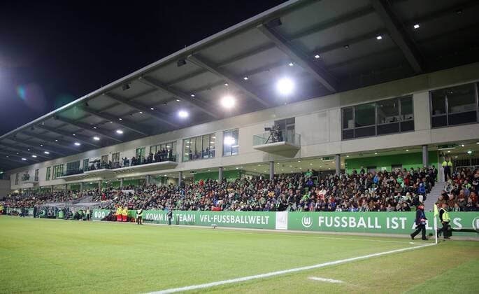 Wolfsburg vs Lyon, CL Frauen Wolfsburg, Deutschland 23.03.2017, FUßBALL - VfL Wolfsburg vs Olympique Lyon, 1 4 Finale, UEFA Frauen Champions League, Saison 2016-17. Bild zeigt: AOK Stadion VfL Fans und Zuschauer Wolfsburg