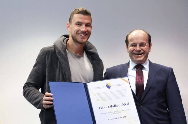 (170324) -- SARAJEVO, March 24, 2017 -- The captain of the football team of Bosnia and Herzegovina (BiH) and AS Roma s striker Edin Dzeko (L) and the Minister of Civil Affairs of BiH Adil Osmanovic pose for a photo in Sarajevo, BiH, March 24, 2017. The Ministry of Civil Affairs of BiH awarded Edin Dzeko with the State Award for Sports in 2016 on Friday. ) (SP)BOSNIA AND HERZEGOVINA-SARAJEVO-FOOTBALL-EDIN DZEKO HarisxMemija 