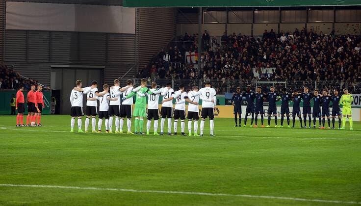 Fußball, U21 Länderspiel, Deutschland - England 24.03.2017, xhbx, Fussball Freundschaftsspiel, Deutschland U21 U 21 - England U21, emspor, v.l. Mannschaften während der Schweigeminute Wiesbaden