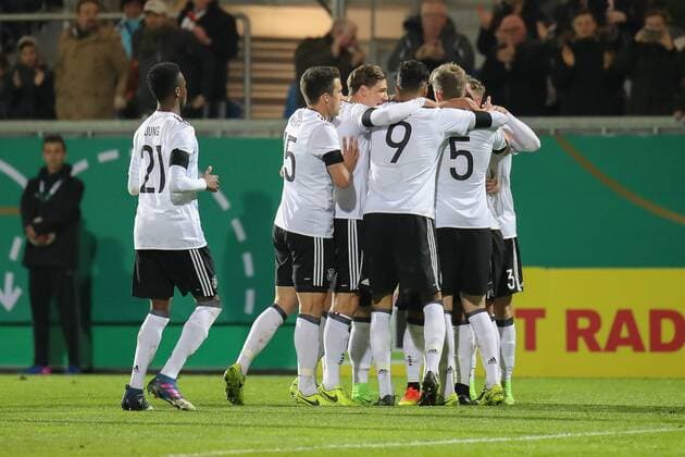 Fußball, U21 Länderspiel, Deutschland - England Spieler der deutschen Auswahl jubeln über das Tor zum 1:0, Jubel, Torjubel, Torerfolg, celebrate the goal, goal, celebration, Jubel ueber das Tor, optimistisch, Action, Aktion, Fussball, Länderspiel, Deutschland U21 U 21 - England U21, xozx