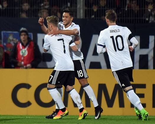 Fußball, U21 Länderspiel, Deutschland - England 24.03.2017, xhbx, Fussball Freundschaftsspiel, Deutschland U21 U 21 - England U21, emspor, v.l. Torjubel, Goal celebration, celebrate the goal 1:0 May Meyer (Deutschland U21), Nadiem Amiri (Deutschland U21), Maximilian Arnold (Deutschland U21) Wiesbaden