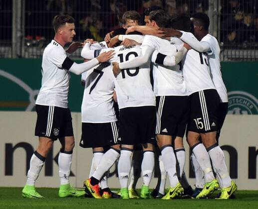 Bilder des Tages - SPORT Fußball, U21 Länderspiel, Deutschland - England 24.03.2017, xhbx, Fussball Freundschaftsspiel, Deutschland U21 U 21 - England U21, emspor, v.l. Torjubel, Goal celebration, celebrate the goal 1:0 durch Nadiem Amiri (Deutschland U21) Wiesbaden