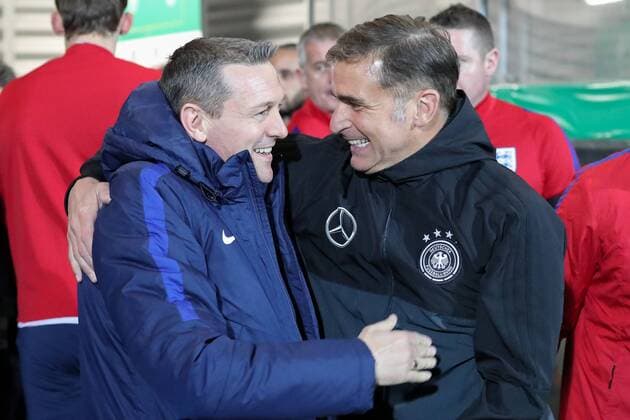 v.li.: Aidy Boothroyd (Trainer, England) und Stefan Kuntz (Trainer, Bundestrainer, DFB) bei der Begrüßung vor dem Anpfiff, Fussball, Länderspiel, Deutschland U21 U 21 - England U21, xozx