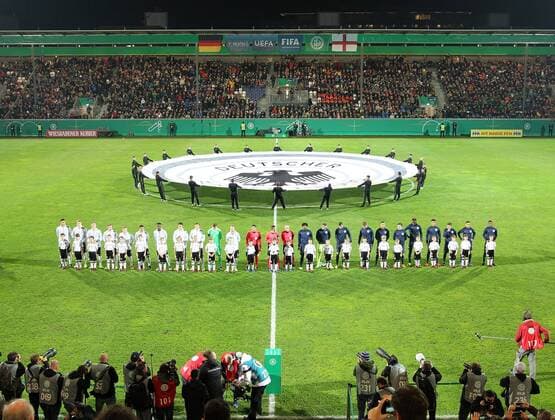 24.03.2017, xsvx, Fussball Freundschaftsspiel, Deutschland U21 U 21 - England U21, emspor, v.l. DFB Logo Wappen vor dem Anpfiff die Teams von Deutschland und England Wiesbaden