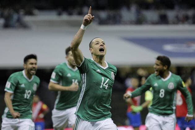 Fußball, WM Quali, Mexiko - Costa Rica Mexico s soccer player Javier Hernandez (C) celebrates after scoring against Costa Rica during their Russia 2018 World Cup qualifier matchat for Concacaf at the Azteca stadium in Mexico City, Mexico, 24 March 2017. EFE Jose Mendez Mexico - Costa Rica !ACHTUNG: NUR REDAKTIONELLE NUTZUNG!  Copyright: xJosexMéndezx MEX41 20170325-636260125319606920