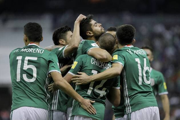 Fußball, WM Quali, Mexiko - Costa Rica Mexico s soccer players celebrate a goal against Costa Rica during their Russia 2018 World Cup qualifier matchat for Concacaf at the Azteca stadium in Mexico City, Mexico, 24 March 2017. EFE Jose Mendez Mexico - Costa Rica !ACHTUNG: NUR REDAKTIONELLE NUTZUNG!  Copyright: xJosexMéndezx MEX41 20170325-636260164716756788