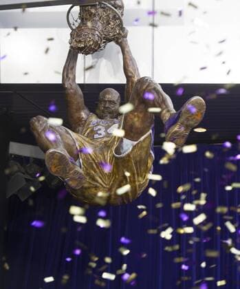 Themen der Woche - SPORT Bilder des Tages - SPORT (170325) -- LOS ANGELES, March 25, 2017 -- The statue of Los Angeles Lakers former center Shaquille O Neal is unveiled at Staples Center in Los Angeles, the United States, March 24, 2017. ) (SP)US-LOS ANGELES-BASKETBALL-O NEAL STATUE YangxLei 