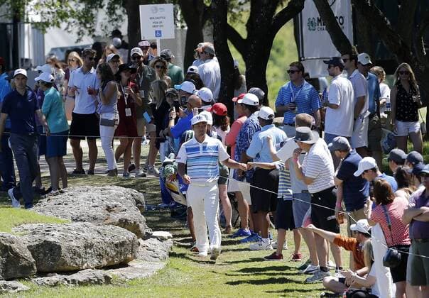 Hideto Tanihara of Japon greets the fans during the fifth round of the PGA Golf Herren Dell Match Play golf tournament at the Country Club in Austin, Texas, United States, 25 March 2017. The World Championship WM Weltmeisterschaft that will end next 26 March offers a prize of 9,750,000 dollars. DELL MATCH PLAY GOLF TOURNAMENT IN AUSTIN, TEXAS !ACHTUNG: NUR REDAKTIONELLE NUTZUNG!  Copyright: xChrisxCovattax TEX001 20170325-636260778704072702