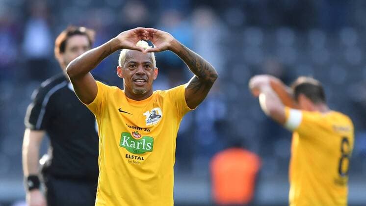 Bilder des Tages - SPORT Marcelinho mit dem Zeichen des Herzens Marcelinho Abschiedsspiel Freundchaftsspiel Fußball, Fussball, soccer, Herren, Männer, Maenner, Deutschland, Germany Berlin, 25.3.2017, Olympiastadion