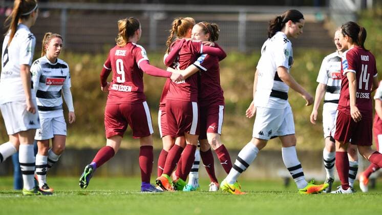 Jubel, Freuen, celebrate, happy, cheer , Goal Celebration SGS Essen zum 0:1 Torschützin Vanessa Martini (SGS Essen) (6) Jaqueline Klasen (SGS Essen) (16), Fussball, Allianz Frauen-Bundesliga, Borussia Mönchengladbach - SGS Essen, xmkx
